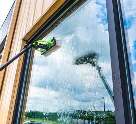 Window cleaning with pure water in Jacksonville